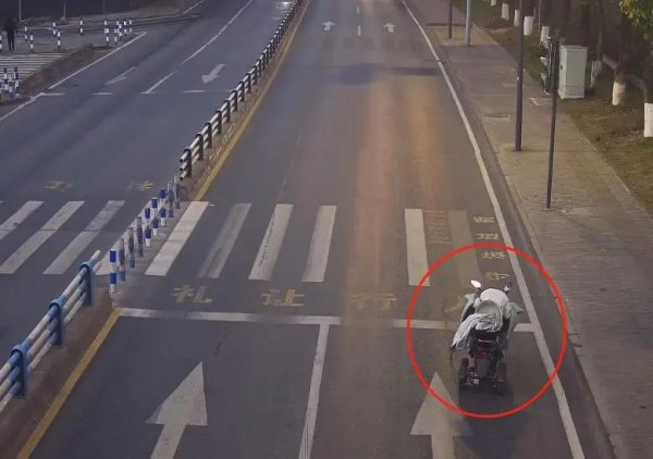 融易富配资 男子醉卧马路中央，高新交巡警提醒：“饮酒不开车，开车不饮酒”